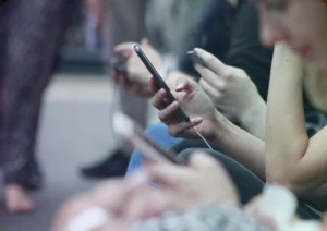 حظر المراهقين من السوشيال ميديا في بريطانيا.. ما الإطار الزمني المتوقع؟