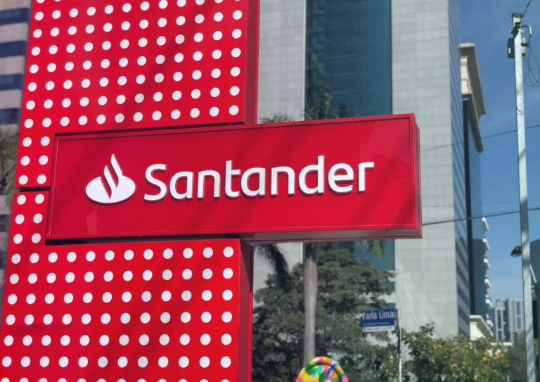 بنك سانتاندير يغلق 44 فرعًا في بريطانيا و291 وظيفة مهددة بالخطر