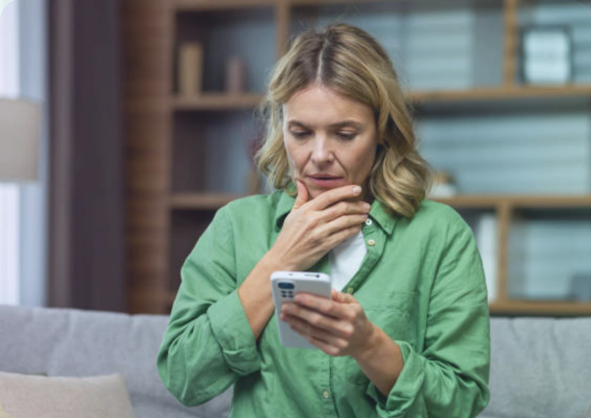 نقل أول طالبي لجوء إلى معسكر عسكري رغم اعتراضات السكان