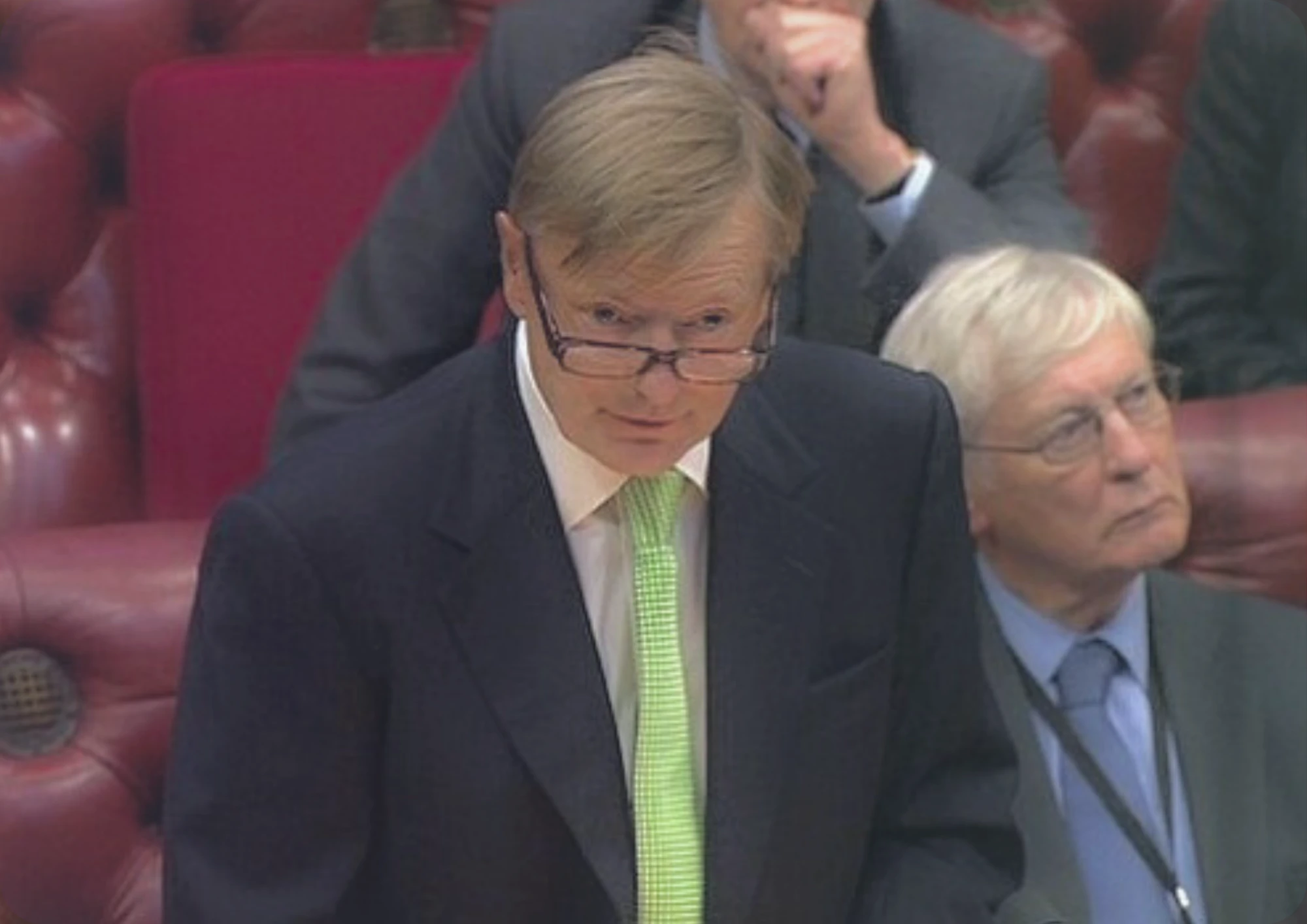 حظر المراهقين من السوشيال ميديا في بريطانيا.. ما الإطار الزمني المتوقع؟