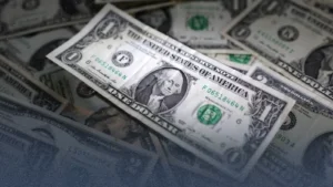 الدولار عند أدنى مستوى منذ أربع سنوات.. ماذا يعني ذلك لبريطانيا والعالم العربي