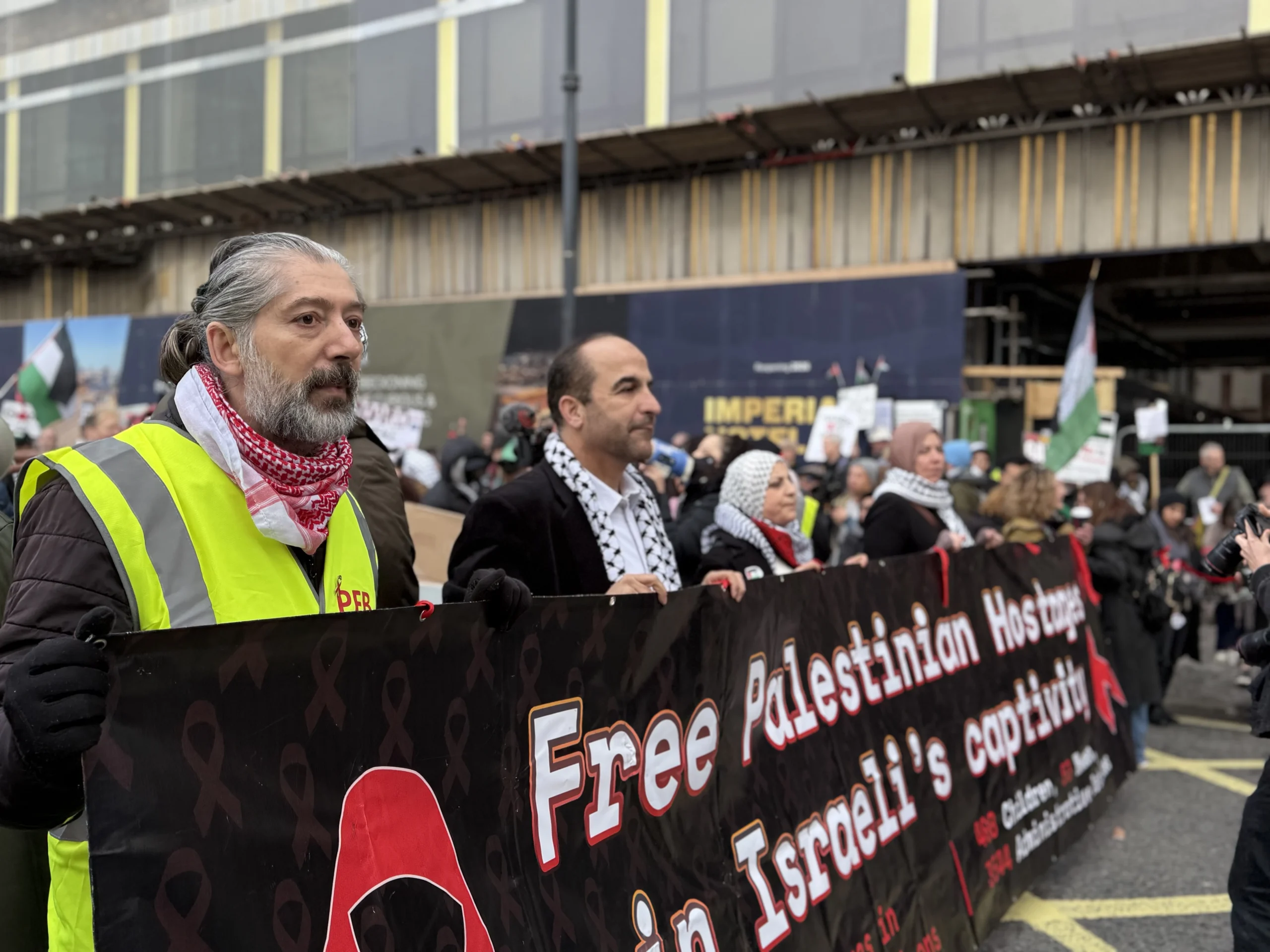 أكثر من 100 ألف متظاهر دعمًا لفلسطين ورفضًا لـ«مجلس السلام» بقيادة ترامب