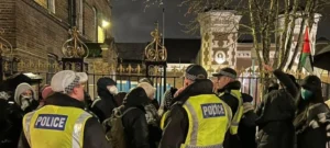 اعتقالات في صفوف المتضامنين مع "عمير خالد" الذي يواجه الموت مضرباً وستارمر غير مكترث