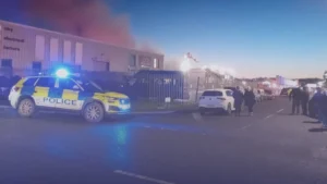 حريق ضخم في منطقة صناعية ببنغور واستنفار واسع لفرق الإطفاء