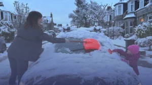 تحذير للسائقين في بريطانيا: حيلة منزلية بسيطة تمنع تجمّد زجاج السيارة ليلًا