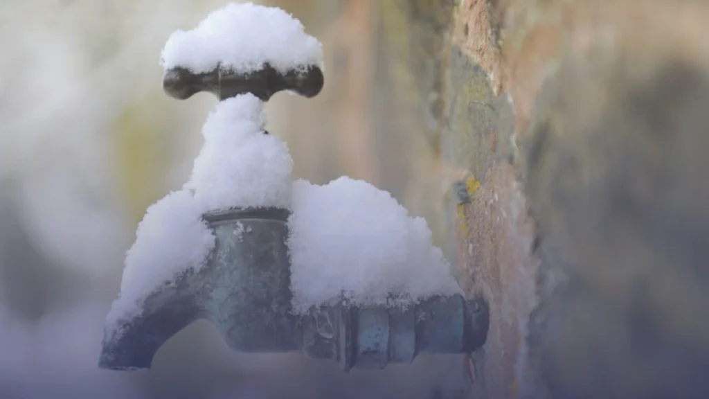 بريتش غاز تحذر من تجمد الأنابيب مع اشتداد العاصفة غوريتّي في بريطانيا