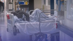 ضغط هائل على هيئة الصحة NHS يؤدي لوفاة مسنة على سرير في ممر الطوارئ