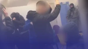 طالبو لجوء يحتجون داخل مراكز الاحتجاز ضد سياسة الترحيل "واحد مقابل واحد"