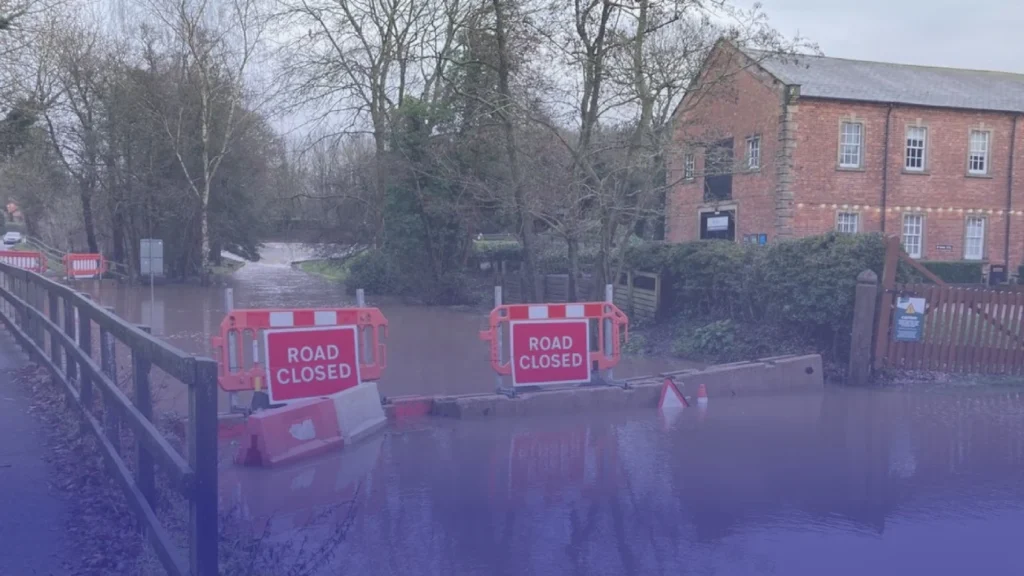 خطر الفيضانات يهدد هذه المناطق مع 12 تحذيرًا رسميًا