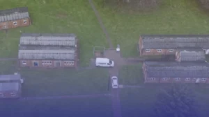 نقل أول طالبي لجوء إلى معسكر عسكري رغم اعتراضات السكان