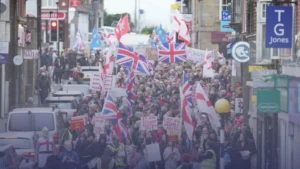 خطة الحكومة لإيواء طالبي اللجوء تشعل احتجاجات واسعة في كراوبورو