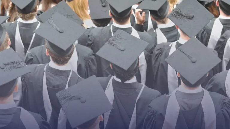 صدمة للخريجين البريطانيين في أوروبا: زيادة كبيرة في سداد القروض الطلابية