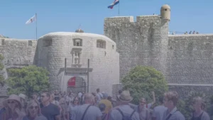 مدن أوروبية يُنصح البريطانيون بعدم السفر إليها في 2026 لهذا السبب