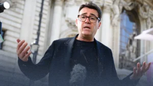 استطلاع يكشف تراجع ستارمر: 30% يفضلون آندي بيرنهام لرئاسة الوزراء