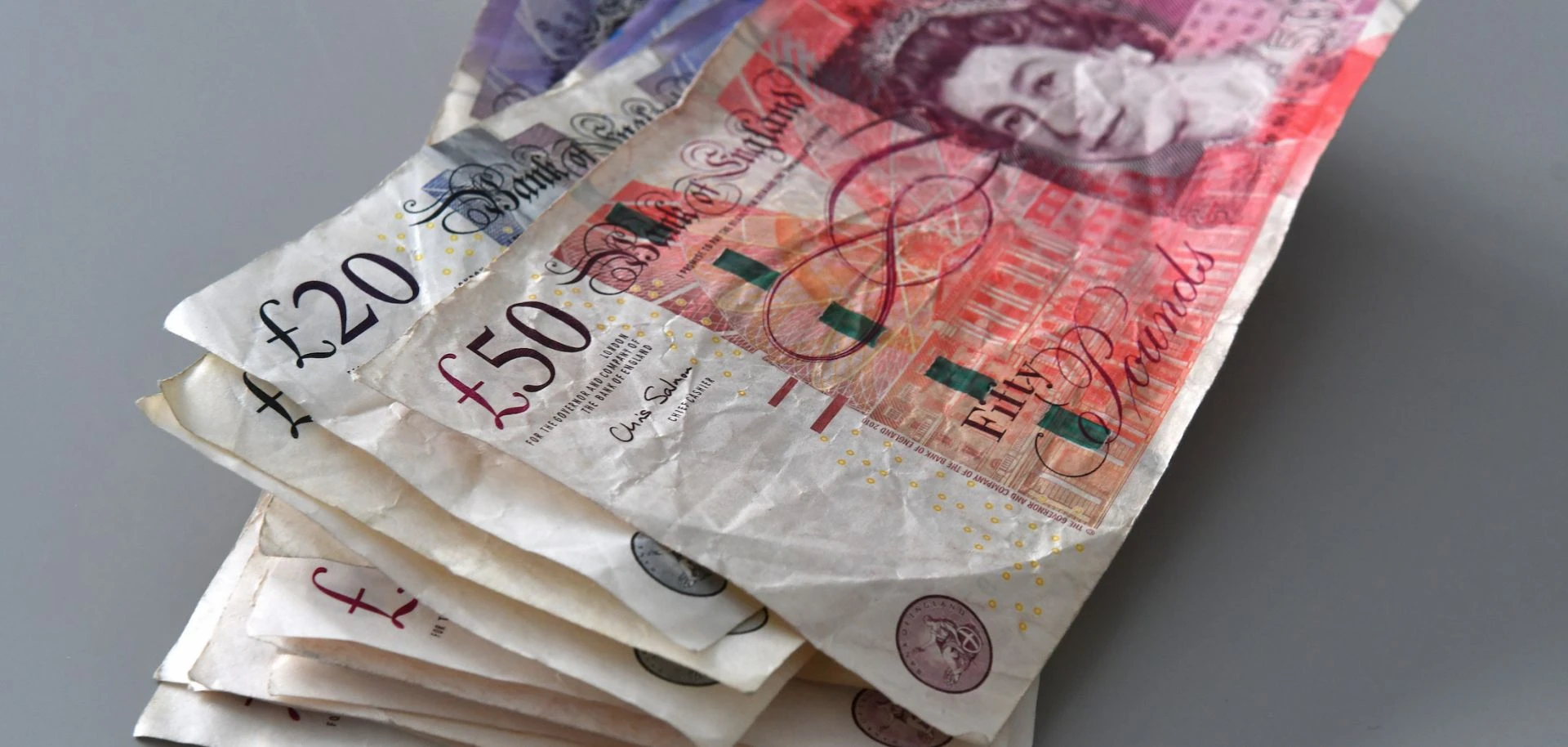 تنبيه رسمي: إجراء في جوازات سفر المراهقين قد يكلّف 95 باوند