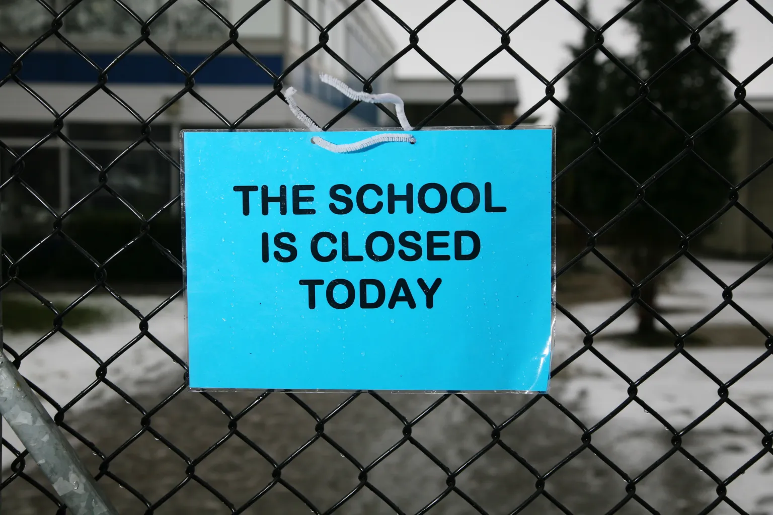 القائمة الكاملة للمدارس المغلقة في بريطانيا بسبب الثلوج والجليد