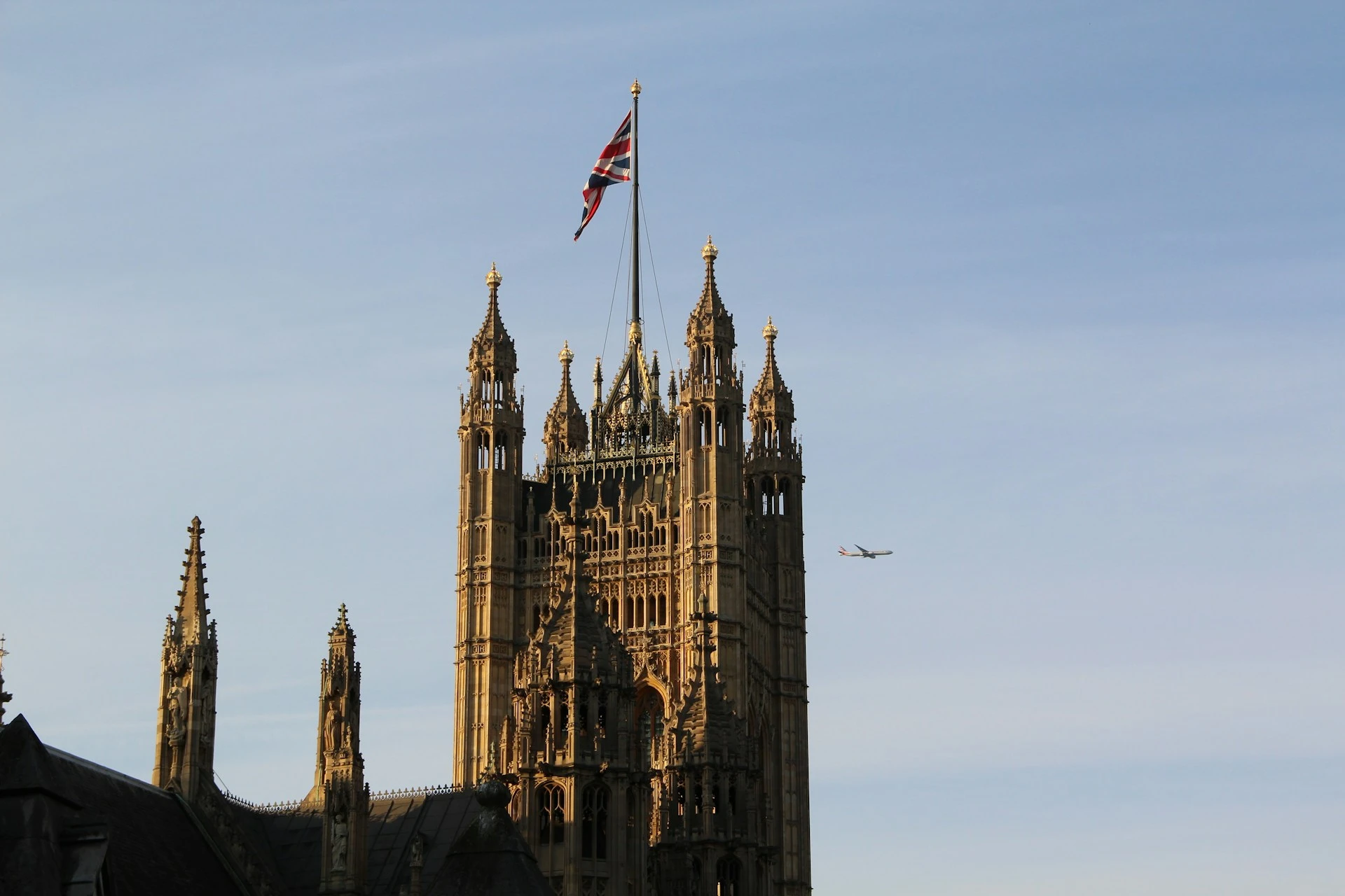 حساب تيك توك تابع لوزارة الداخلية البريطانية يُتهم بتحويل ترحيل اللاجئين إلى «محتوى ترفيهي»