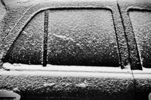 تحذير للسائقين في بريطانيا: حيلة منزلية بسيطة تمنع تجمّد زجاج السيارة ليلًا