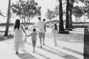 جيل الساندويتش في بريطانيا بين رعاية الأهل وتربية الأبناء