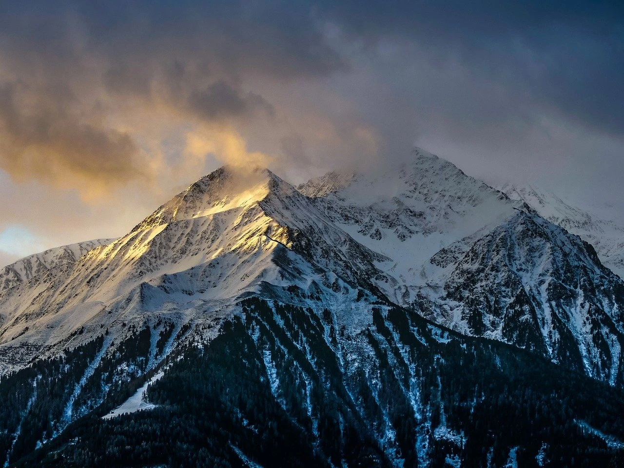 تحذير لمدة 54 ساعة: 3 مستلزمات ضرورية تطلب "الأرصاد" من البريطانيين توفيرها في منازلهم