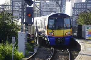 وترى منصة العرب في بريطانيا (AUK) أن ظاهرة الغرافيتي في مترو لندن لم تعد مسألة شكلية أو “تشويه بصري” فحسب، بل تحوّلت إلى عبء مالي وتشغيلي واضح تُدفع تكلفته من موارد عامة كان يمكن توجيهها لتحسين الخدمة وتجربة الركاب. وفي الوقت نفسه، تؤكد المنصة أن المعالجة الفاعلة يجب أن تقوم على حلول مؤسسية شفافة تجمع بين الوقاية والتقنيات الرادعة والمحاسبة القانونية، دون الانزلاق إلى الاتهامات غير الموثقة أو تحميل المسؤولية للمبادرات الفردية وحدها، مع التشديد على أن سلامة الركاب والعاملين تبقى أولوية لا يجوز تعريضها للخطر تحت أي مبرر.