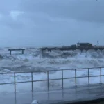 عاصفة إنغريد تلحق أضرارًا برصيف تاريخي وسط تحذيرات جوية واسعة