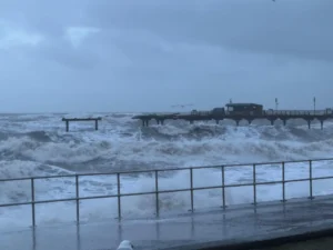 عاصفة إنغريد تلحق أضرارًا برصيف تاريخي وسط تحذيرات جوية واسعة