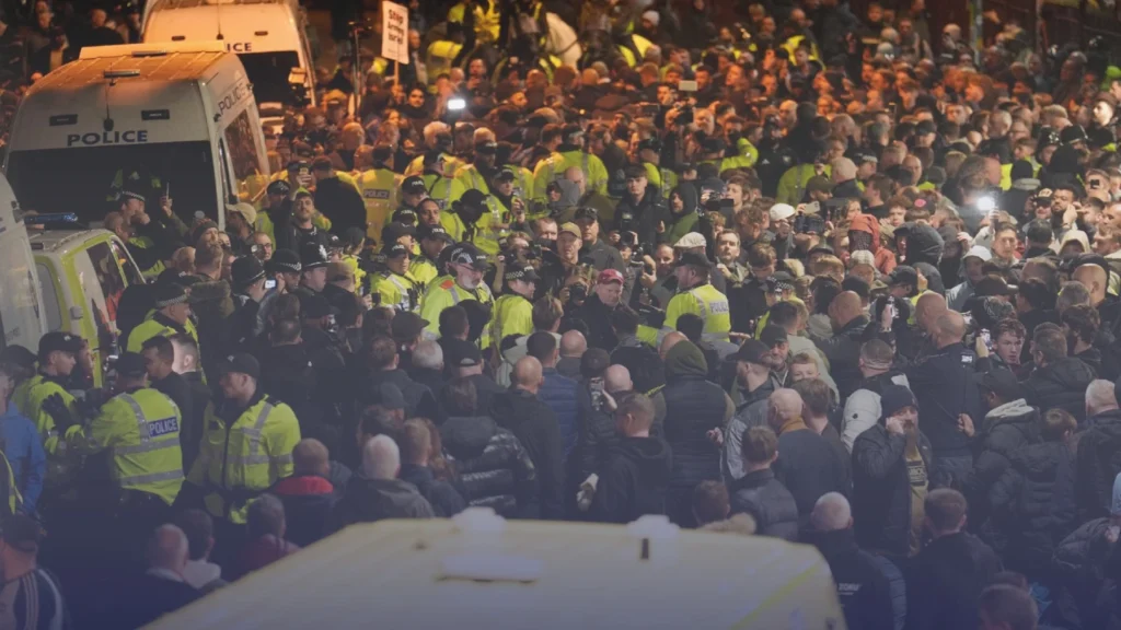 ّ"اضطرابات عنيفة" أمام سفارة إيران في لندن تسفر عن إصابات واعتقالات