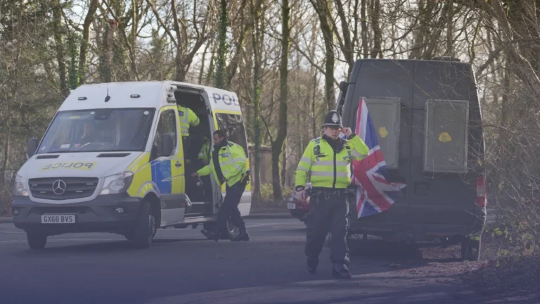 اعتقالات بعد اضطرابات أمام معسكر لإيواء طالبي اللجوء في إيست ساسكس