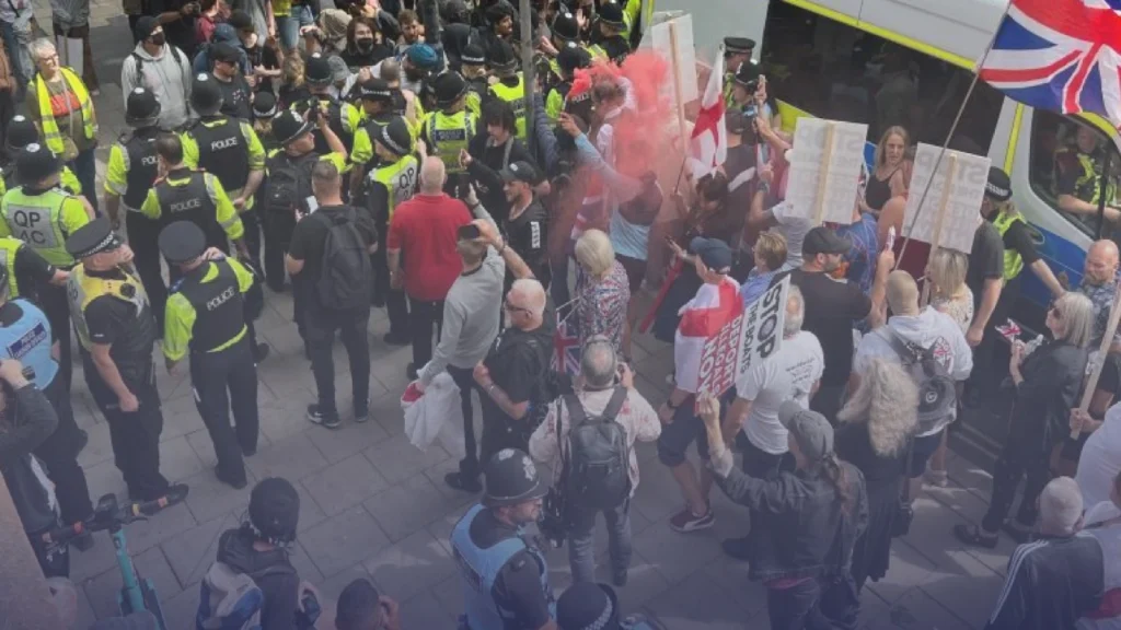 اعتداءات عنصرية على طالبي لجوء في سوتون كولدفييلد تثير قلقا واسعا احتجاجات اليمين البريطاني. احتجاجات ضد لاجئين