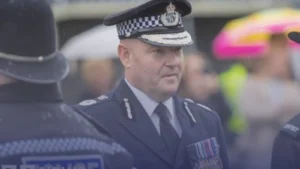 استقالة تهز الشرطة: قائد ويست ميدلاندز يتقاعد بعد مؤامرة "جماهير مكابي تل أبيب"