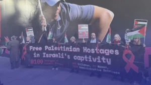 Red ribbons protest in London highlights Palestinian prisoners’ cause