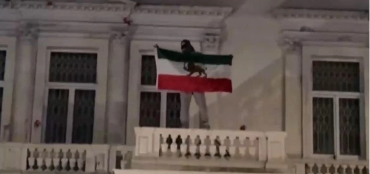 ّ"اضطرابات عنيفة" أمام سفارة إيران في لندن تسفر عن إصابات واعتقالات