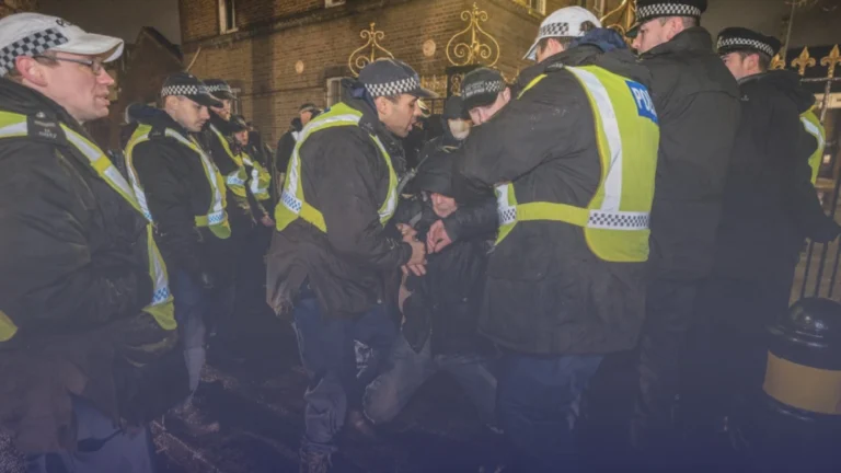 اعتقالات في صفوف المتضامنين مع "عمير خالد" الذي يواجه الموت مضرباً وستارمر غير مكترث