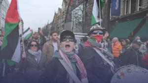 بلفاست تتظاهر دعمًا لمضربي "بال أكشن" واستحضار ذكرى إضرابات عام 1981