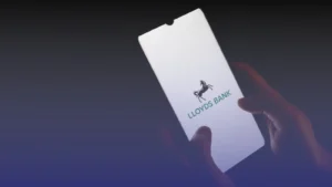 تعطل تطبيق لويدز: ارتباك بين العملاء والبنك يتعهد بالإصلاح