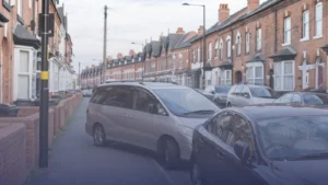 توسيع صلاحيات المجالس المحلية في إنجلترا بمخالفة من يركن سيارته على الرصيف. ركن السيارات