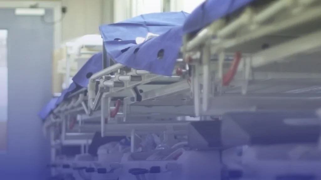 تقرير صادم: انتظار نصف مليون مريض أكثر من 12 ساعة في أقسام الطوارئ ببريطانيا