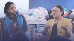 أصوات لاجئين في شمال بريطانيا يروون الهروب من حرب مدمّرة.