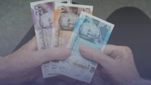 الحكومة البريطانية تمنح 100 باوند دعمًا نقديًا للأسر قبل مارس 2026