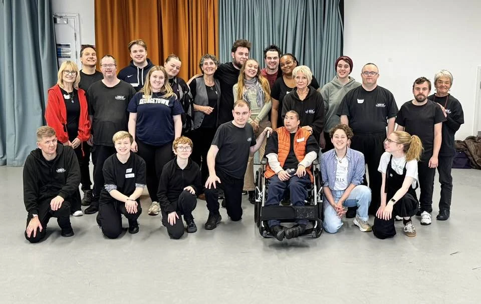 حرية التعبير تحت المساءلة: مجلس محلي يُصعّد ضد عرض مسرحي عن غزة