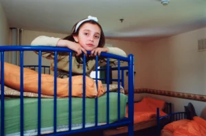 هل يدفع أطفال المهاجرين ثمن خطة الحكومة البريطانية الجديدة لتقليص الهجرة؟