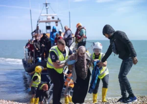 بين الأرقام والواقع.. لماذا انخفضت طلبات اللجوء في بريطانيا رغم زيادة عبور القوارب الصغيرة؟