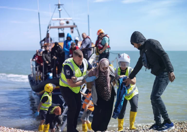 بين الأرقام والواقع.. لماذا انخفضت طلبات اللجوء في بريطانيا رغم زيادة عبور القوارب الصغيرة؟