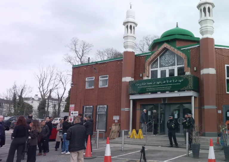 تطورات حادثة مسجد مانشستر: اعتقال مشتبه به ثانٍ بعد اقتحام المسجد بـ "فأس"