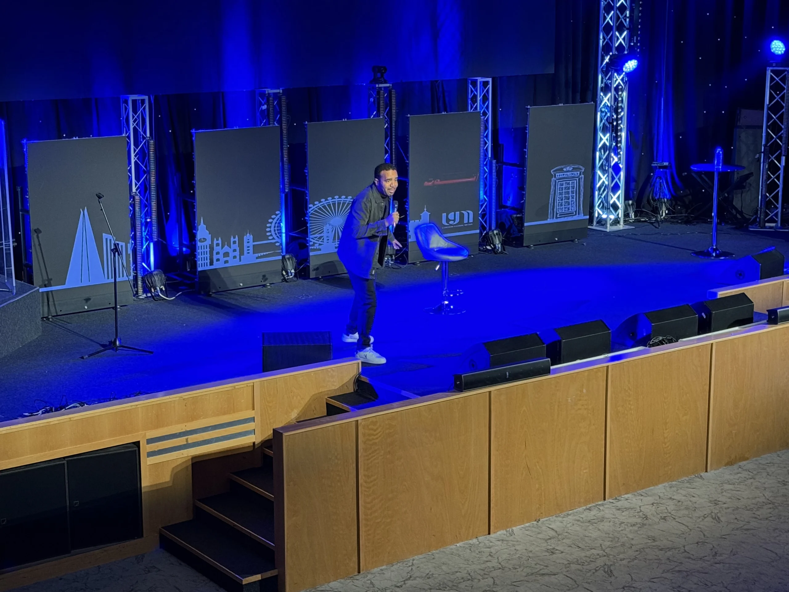 محمد باسو يلهب أجواء مغاربة الغابة في لندن بعرض مميز لصالح متضرري الفيضانات