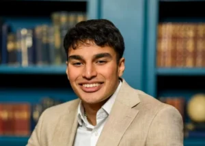 نجم برنامج "الخونة" ينهار باكيًا بعد عرض تمويل رحلة الحج له ولعائلته