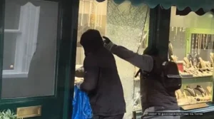 عصابات "تحطيم الواجهات" تضرب لندن: سرقات بمليارات الباوندات تستهدف الساعات الفاخرة والذهب