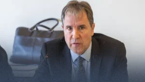 زلزال «وثائق إبستين» 2026: سقوط ماندلسون وحصار الأمير أندرو… هل تصمد المؤسسة البريطانية؟لم يحمل مطلع فبراير/شباط 2026 أي ملامح عادية في لندن؛ إذ تحوّل الإفراج عن أكثر من ثلاثة ملايين صفحة من وثائق الملياردير الأميركي الراحل جيفري إبستين إلى ما يشبه تسونامي سياسي ضرب أعماق النظام البريطاني. الفضيحة لم تعد محصورة في إطار الفضول الأخلاقي أو الفضائح الشخصية، بل ارتقت سريعًا إلى أزمة سياسية ودستورية وأمنية، وضعت حكومة حزب العمال والقصر الملكي في مواجهة غير مسبوقة مع رأي عام غاضب، ومعارضة تتربص بكل هفوة. أولًا: اللورد بيتر ماندلسون… من مهندس «العمال» إلى شبهة الخيانة سياسيًا، كان الحدث الأبرز هذا الأسبوع (3 فبراير) هو السقوط المدوي للورد بيتر ماندلسون، أحد أعمدة حزب العمال التاريخيين، بعد انكشاف تفاصيل فضيحة متعددة الأبعاد: الاستقالة والتحقيق الجنائي أعلن ماندلسون استقالته من مجلس اللوردات، بالتزامن مع إحالة ملفه رسميًا إلى الشرطة البريطانية لفتح تحقيق جنائي في ملابسات علاقته بجيفري إبستين. جوهر الاتهام: تسريب معلومات سيادية تكشف الوثائق المسرّبة أن العلاقة بين الطرفين لم تقتصر على صداقة شخصية، بل تشير إلى اشتباه بتسريب ماندلسون معلومات اقتصادية حكومية حساسة لإبستين خلال الأزمة المالية العالمية عام 2008، ما يُعتقد أنه أتاح للملياردير الأميركي تحقيق مكاسب مالية غير مشروعة على حساب الاقتصاد البريطاني. غضب براون وستارمر دخل رئيس الوزراء الأسبق غوردون براون على خط الأزمة بلهجة حادة، واصفًا تصرف وزيره السابق بأنه «عمل غير وطني ولا يمكن التسامح معه»، مطالبًا بتحقيق كامل لا يستثني أحدًا. أما رئيس الوزراء الحالي كير ستارمر، الذي سبق أن عيّن ماندلسون سفيرًا في واشنطن قبل إقالته لاحقًا، فقد عبّر عن «خذلان وغضب شديدين»، واصفًا دفاع ماندلسون – الذي قال إنه نسي تلقي أموال – بأنه «مذهل إلى حد الصدمة» (Gobsmacking)، مؤكدًا أنه «لا مكان له في مجلس اللوردات». ثانيًا: الأمير أندرو… تفعيل «الخيار النووي» في موازاة العاصفة السياسية، انفجرت مجددًا قضية دوق يورك داخل أروقة العائلة المالكة، ولكن هذه المرة بأدلة مادية جديدة: صور ومشاهد تقوّض الرواية الرسمية نُشرت صور جديدة للأمير أندرو في أوضاع وُصفت بأنها «مهينة ومخلة»، ظهر فيها جاثيًا برفقة نساء، ما قوض بشكل كامل روايته السابقة ونفيه المتكرر لأي تورط. مراسلات مباشرة مع إبستين كشفت رسائل بريد إلكتروني، أُرسلت تحت اسم مستعار هو «The Duke»، عن طلبات مباشرة من الأمير لإبستين لترتيب لقاءات مع فتيات، من بينهن امرأة روسية تبلغ من العمر 26 عامًا. رد القصر: العزل الكامل وفق تسريبات متداولة في الأوساط الملكية، قرر الملك تشارلز الثالث اللجوء إلى ما يُعرف داخل القصر بـ«الخيار النووي»، ويتمثل في العزل النهائي والكامل لشقيقه عن أي دور أو ظهور عام، مع توجه لطرده من مقر إقامته الفاخر في «رويال لودج»، في محاولة لاحتواء الضرر المتفاقم الذي لحق بصورة التاج البريطاني. ثالثًا: عاصفة التفاعلات… الإعلام والشارع والمعارضة تحولت القضية إلى ساحة مفتوحة للصراع السياسي وتبادل الاتهامات: الإعلام والرأي العام عنونت صحف بريطانية كبرى، مثل الغارديان والتايمز، صفحاتها الرئيسية بتعابير من قبيل «السقوط الأخلاقي» و«خيانة الأمانة». وعلى منصات التواصل الاجتماعي، تصاعد الغضب الشعبي مع انتشار واسع لمفهوم «نظامين للعدالة»، أحدهما للأثرياء والنخب، وآخر لعامة المواطنين، وسط شعور متزايد بأن النخبة السياسية تعيش فوق القانون. استثمار المعارضة السياسية شن حزب المحافظين هجومًا حادًا على رئيس الوزراء كير ستارمر، متسائلًا عن كفاءته في الحكم وحسن تقديره عند تعيين شخصيات مثيرة للجدل مثل ماندلسون في مناصب حساسة سابقًا، متهمًا حكومة العمال بـ«إعادة تدوير الفساد». في المقابل، سارع نايجل فاراج وحزب الإصلاح (Reform UK) إلى استثمار الفضيحة لتعزيز خطابهم الشعبوي، حيث قدموا بلاغات رسمية للشرطة، وقدموا أنفسهم كـ«حماة للشعب» في مواجهة ما وصفوه بفساد «نخبة وستمنستر»، في خطوة قد تعزز حضورهم في أي استحقاق انتخابي مقبل. رابعًا: الفضيحة بعيون العرب في بريطانيا بالنسبة للمكوّن العربي في بريطانيا، لا تُقرأ هذه التطورات باعتبارها مجرد خبر سياسي عابر: ازدواجية المعايير يرى كثير من البريطانيين العرب أن ما تكشفه القضية دليل صارخ على ازدواجية المعايير؛ فبينما تُطالَب الأقليات بشكل دائم بإثبات ولائها واحترامها الصارم للقانون، تتورط شخصيات في قمة هرم السلطة في ممارسات تمس الأمن القومي والقيم الأخلاقية. قلق اقتصادي مشروع يثير الحديث عن تسريب معلومات اقتصادية سيادية مخاوف حقيقية لدى المستثمرين ورواد الأعمال من أصول عربية، بشأن نزاهة البيئة الاقتصادية البريطانية، وقدرتها على حماية المنافسة العادلة. مطلب العدالة المتساوية تتصاعد المطالب بضرورة تطبيق القانون على الجميع دون استثناء، وضمان ألا تؤثر هذه العلاقات المشبوهة على السياسات الداخلية أو الخارجية التي تمس حياة المواطنين ومصالحهم بشكل مباشر. تقف بريطانيا اليوم عند مفترق طرق حاسم: فإما أن تنجح تحقيقات الشرطة وضغوط الرأي العام في محاسبة كبار المسؤولين وتنقية المشهد السياسي، أو تتعمق أزمة الثقة بين المواطن – بكل مكوناته – ومؤسسات الدولة، وهو سيناريو لن يخدم سوى التيارات اليمينية المتطرفة التي تترقب أي تصدع في بنية النظام.