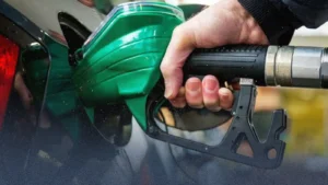 سائقو سيارات البنزين والكهرباء في مواجهة رسوم جديدة: إليك التفاصيل